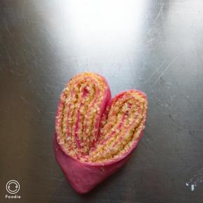 翻转一下，使切面朝上，形成一个心形的形状。