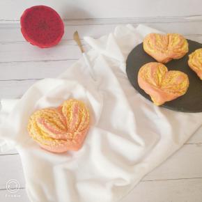 发酵好以后烤箱180度预热，烤20分钟，颜色满意及时加盖锡纸，以免上色太重影响美观。