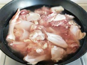 将剪小块的鸡放入锅中，加入清水没过鸡块就好，大火烧开。烧开后煮2-3分钟，捞出后过冷水，冲洗干净，淋干水分。