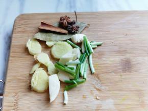 葱姜蒜去皮切好，八角桂皮香叶。