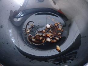 起油锅，加入冰糖，小火融化，至褐色。(全程小火，注意不要把冰糖炒过，那样会发苦)