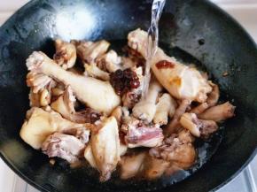 再加入纯净水，没过鸡块为佳。