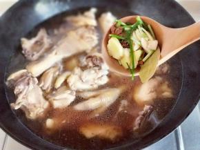 加入准备好的香料。