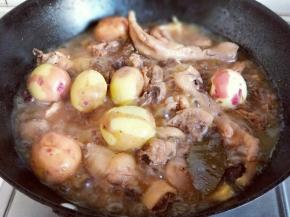30分钟加入提前洗干净的小土豆，再炖10分钟。