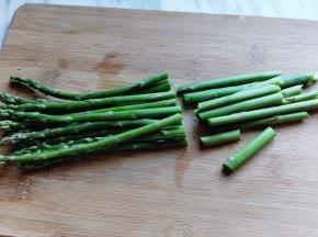 冲洗干净后再将芦笋从中间切开。