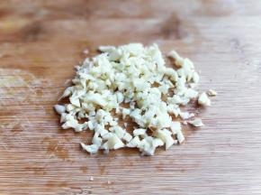 蒜去皮，切碎。