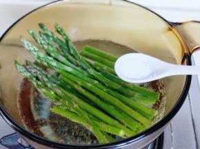 芦笋焯水: 锅中加入水烧开后加入芦笋，加入少许食用盐。(这样可以保存芦笋原有的翠绿色)