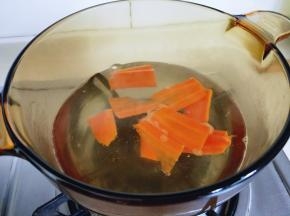 胡萝卜焯水，水开后放入胡萝卜后立即关火，捞出切碎。(这里可以把胡萝卜换成红辣椒)