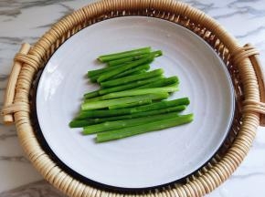 首先将芦笋下面比较粗一点的部分，从中间切开，这样会更入味，摆放放在盘子下面。