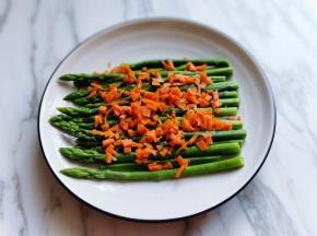 之后，再把芦笋尖部，也就是上半部分，摆放上面，再撒上碎的胡萝卜。