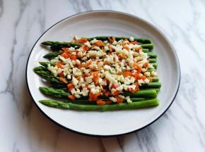 再把切碎的蒜末撒上面。