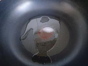 起油锅，油烧热后加入少量盐。