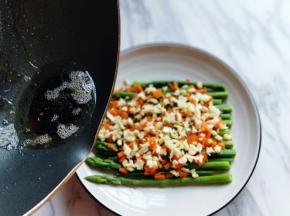 之后再将热油倒入芦笋盘中，声音刺啦刺啦的，特别喜欢这种声音。