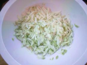 北瓜洗干净，擦成丝