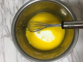 2.蛋黄中先加入植物油后加入纯牛奶，每次都搅拌均匀