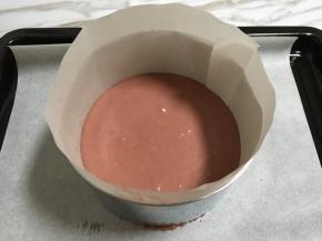 8.倒入红丝绒奶酪糊，烤箱预热后150度烤20分钟，千万不要烤全熟，拿出来放凉入冰箱冷藏备用