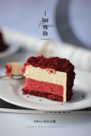 拿出冷冻后的芝士蛋糕，抹上马斯卡彭慕斯，最后抹上红丝绒蛋糕碎，完美