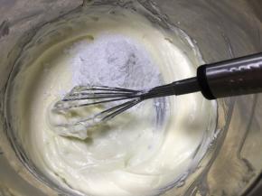 2.加入糖粉搅打均匀