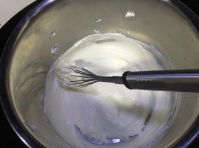 红丝绒奶酪层：
1.奶油奶酪隔温水搅打顺滑