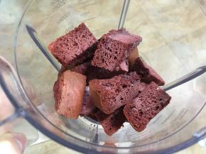 7.冷冻好的2cm红丝绒蛋糕片拿出来，用刀切成小块，用料理机或者搅拌机打碎，难打的话可以分次，总之比直接过筛轻松多了