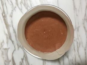 7.面糊倒入贴好油纸的六寸活底圆膜，用力震几下模具，震出气泡，模具也可以不贴油纸，贴了可以偷懒不用洗模具，哈哈