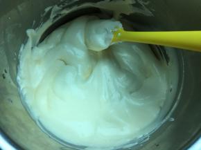 5.搅打顺滑的马斯卡彭慕斯糊
