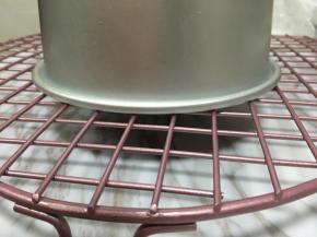 9.蛋糕烤好立即用隔热手套拿出来，震几下，然后倒扣在冷却架上冷却，晾凉脱模