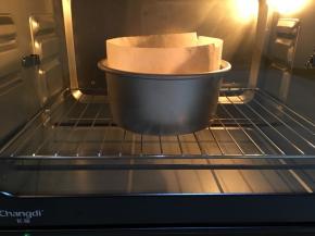 8.烤箱预热，模具放入烤箱中下层，上火135度下火140度烤50分钟，具体还好看各家烤箱的脾气哦