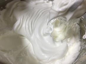 4.蛋白中滴入几滴柠檬汁，用电动打蛋器发，糖粉分三次加入，最后打至硬性发泡，提起打蛋头，出现短小尖峰