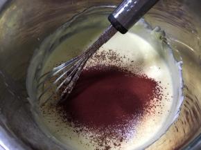 5.筛入低筋粉、红曲粉、可可粉