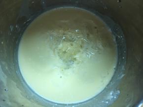 3.加入提前用冷水泡软的吉利丁片，搅打至完全融化
