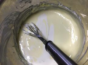 4.加入淡奶油，搅匀