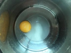 马斯卡彭慕斯层：
1.蛋黄、水、细砂糖隔热水混合搅匀