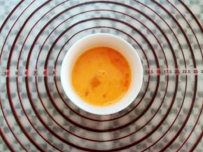 鸡蛋去壳打散备用