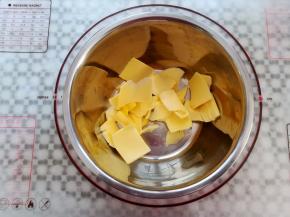 黄油切薄片放室温下软化