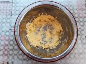 黄油用打蛋器打到体积变大，颜色变白