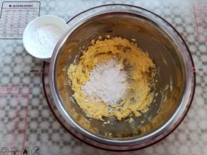 糖粉分2次加入到黄油中打发