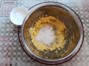 糖粉分2次加入到黄油中打发