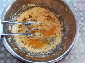 黄油里加入全蛋液，打发到顺滑的状态