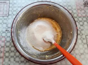 黄油里加入过筛的低筋面粉