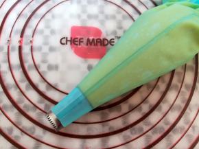 曲奇面糊转到硅胶裱花袋里