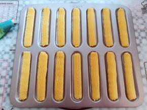 把曲奇面糊挤到学厨的闪电泡芙模具上