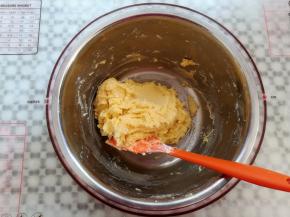 用刮刀翻拌均匀，面糊没有干粉的状态