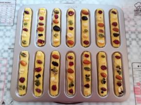 在每一个曲奇面糊上放上适量的坚果