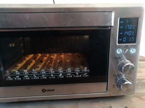 曲奇放入预热好的烤箱下层，上火170度，下火140度烤18分钟