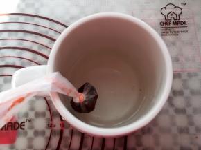 巧克力放入裱花袋里，隔水融化备用