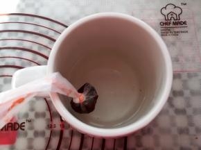 巧克力放入裱花袋里，隔水融化备用