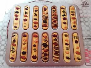 曲奇出炉后放凉，在曲奇上挤上适量的巧克力