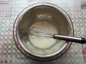 找一个干净的盆子，倒入牛奶，玉米油和10克白砂糖，充分搅拌乳化液体