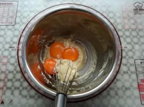 把蛋黄加入到面糊里